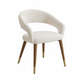 Chaise en tissu bouclé beige avec pieds en bois et détails métalliques