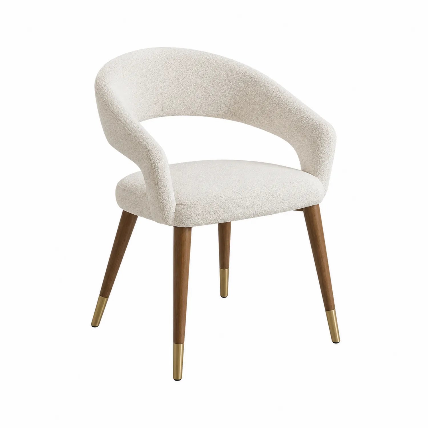 Chaise en tissu bouclé beige avec pieds en bois et détails métalliques